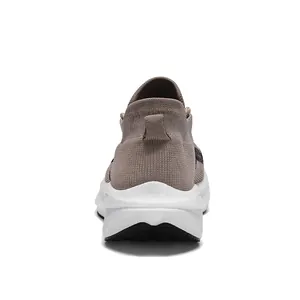 Rückansicht atmungsaktiver Flyknit-Sneaker mit gedämpfter weißer Sohle für den Alltag