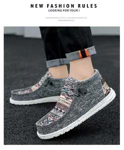 Nahaufnahme stilvoller grauer Canvas-High-Top-Loafer mit ethnischem Musterdesign