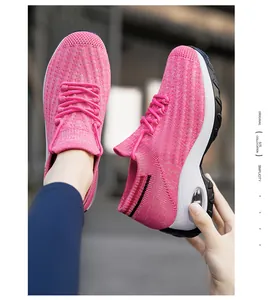 Detail der rosa Flyknit-Söckchen-Sneaker für Damen mit stoßdämpfender Luftkissensohle.