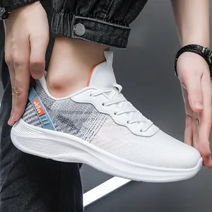 Vue détaillée de chaussures de course blanches légères en maille avec semelle épaisse