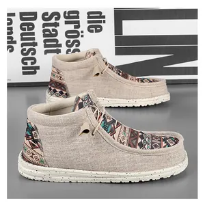 Detailansicht von High-Top-Canvas-Loafers mit böhmischen geometrischen Mustern