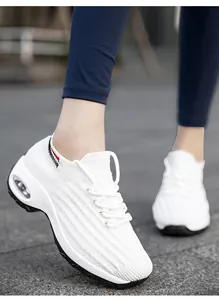 Detailansicht der weißen Flyknit-Socken-Sneaker für Damen mit Luftpolstersohle und Stricktextur