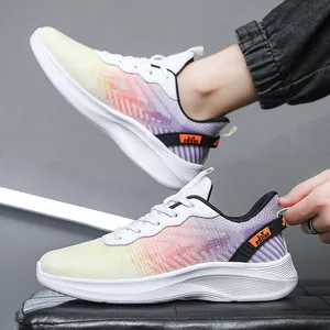 Détail de chaussures de course en maille dégradée pour hommes aux pieds larges.