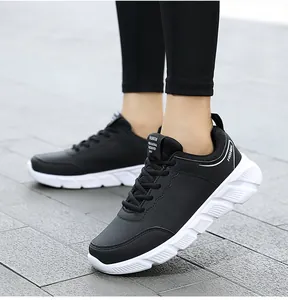 Dettaglio di sneakers casual da donna in pelle nera con suola spessa bianca