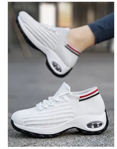 Detailansicht weißer Strick-Socken-Sneaker mit Plateausohle und dämpfendem Luftpolster