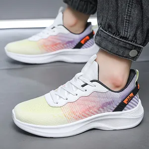 Détail des chaussures de course en maille respirante au design dégradé de couleurs