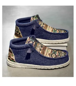 Detailansicht der blauen High-Top-Canvas-Loafer mit farbenfrohen ethnischen Mustern