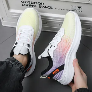 Gros plan de chaussures de sport fly-knit pour hommes avec un dégradé de couleurs vif