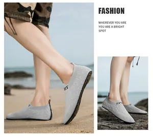Vista dettagliata delle scarpe da scoglio in maglia grigia per spiaggia e sport acquatici.