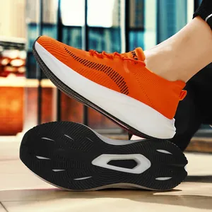 Lebhafte orangefarbene Flyknit-Laufschuhe mit dämpfender Sohle für den Alltag