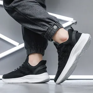 Gros plan sur des chaussures de course en tricot noir avec semelles blanches épaisses.
