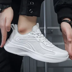 Primer plano de zapatilla deportiva de malla blanca con tejido transpirable y logo