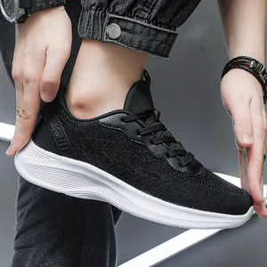 Gros plan d'une chaussure de course noire en maille grande taille pour homme avec semelle