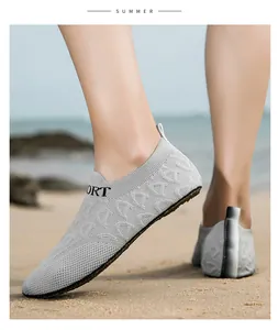 Scarpe da acqua grigie traspiranti in maglia per attività di sport sulla spiaggia