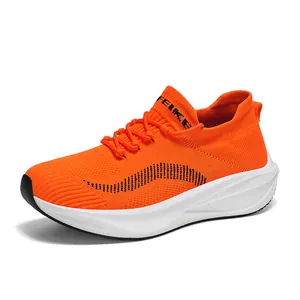 Leuchtend orangefarbene Fly-knit Laufschuhe mit gepolsterter weißer Sohle für den Alltag
