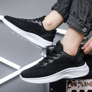 Vue détaillée de chaussures de course noires en maille respirante avec semelle blanche