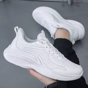 Detalle de cerca de zapatillas de correr blancas de malla transpirable para hombre