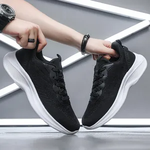 Gros plan de chaussures de course légères en tricot noir pour hommes avec semelle épaisse