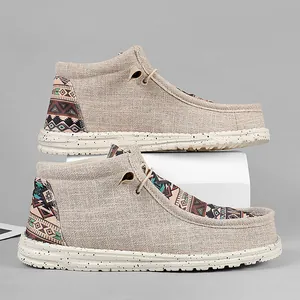 Lässige hohe Canvas-Loafer mit ethnischen geometrischen Mustern auf grauem Hintergrund