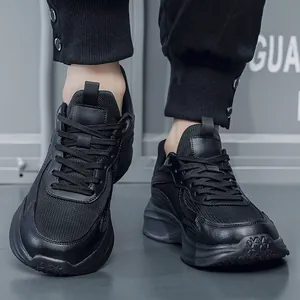 Vista detallada de zapatillas de malla negra para hombres con ajuste de pie ancho