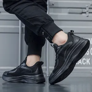 Primer plano de zapatillas deportivas negras transpirables para hombres