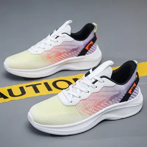 Vue détaillée de chaussures de course légères en Fly-Knit avec tige en mesh coloré