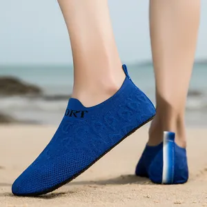 Scarpe da scoglio in fly-knit traspirante per sport acquatici e spiaggia in blu acceso