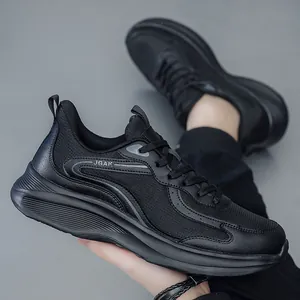 Detalle de zapatillas de running de malla negra transpirable para hombre tallas grandes