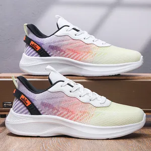 Détail de chaussures de course pour hommes en maille dégradée avec semelle blanche épaisse