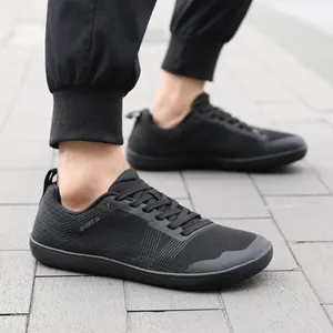 Minimalistische schwarze Barfußschuhe mit breiter Zehenbox für entspanntes Gehen im Freien