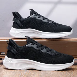 Vue détaillée de profil de chaussures de course noires en maille avec semelle épaisse.
