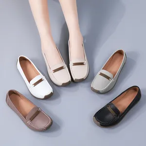 Detailansicht bequemer Damen-Loafer in verschiedenen Farben mit weicher Sohle und Schnalle.