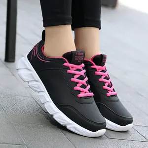 Scarpe da ginnastica casual in pelle nera da donna con lacci rosa e suola spessa bianca e morbida