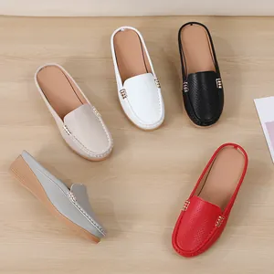 Gedetailleerd bovenaanzicht van damesloafers in beige, wit, zwart, grijs en rode kleuren