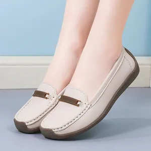 Detailansicht bequemer beige Weichleder-Loafer mit einer dunkelbraunen dekorativen Schnalle