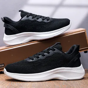 Chaussures de course pour hommes en maille noire de grande taille avec semelles.