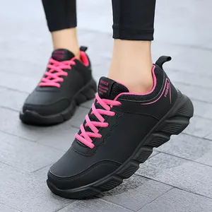 Sneaker casual da donna in pelle nera con eleganti lacci rosa per tutte le stagioni