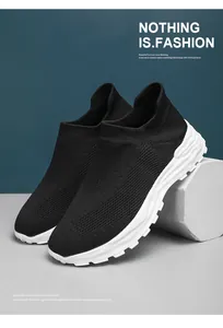 Detailweergave van ademende zwarte fly-knit sok sneakers met witte golvende zolen.