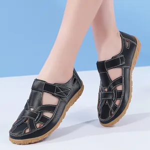 Detaillierte Ansicht der schwarzen flachen Damen-Sandalen mit Cut-Outs für den Strand