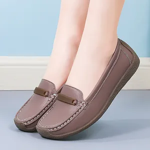 Seitenansicht bequemer Damen-Slipper mit weicher Sohle und eleganten weißen Nähten
