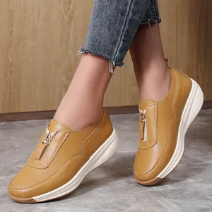 Nahaufnahme von Damen-Loafers mit dicker gelber Sohle und Frontreißverschluss am Modell