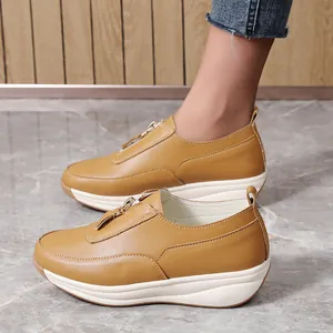 Seitenansicht gelber Plateau-Slipper mit Reißverschluss-Detail am Fuß