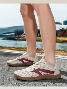 Atmungsaktive Mesh-Sneaker für Herren mit breiter Zehenbox und brauner Gummisohle