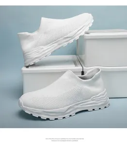 Detailopname van witte fly-knit sneakers met ademend mesh en lichtgewicht EVA-zool