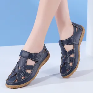 Detailansicht der modischen flachen Damen-Sandalen in Marineblau mit Gummisohle