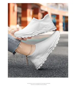 Detailopname van witte ademende fly-knit sneakers met lichtgewicht EVA-zool