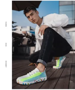 Scarpe a piedi nudi in rete traspirante per uomo con vivaci e vibranti motivi colorati.