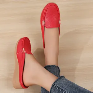 Levendige rode instappers voor dames, met een comfortabele en casual stijl aan de voet.