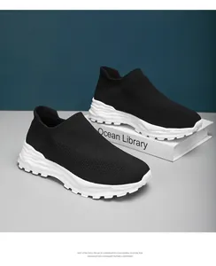Ademende zwarte gebreide instapsneakers met lichtgewicht witte EVA-zool