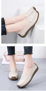 Bequeme beige Loafer aus Rindsleder für Damen mit einer rutschfesten Gummisohle im Detail